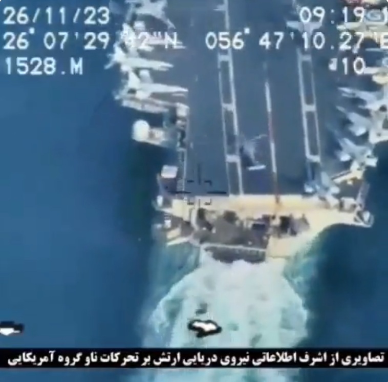 伊朗釋出11月26日美軍航空母艦「艾森豪號」通過荷莫茲海峽近距離空拍監控影片，藉此宣揚美軍行動都在其掌握中。   圖：翻攝「X」@mhmiranusa