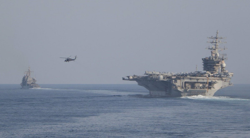 美軍航空母艦「艾森豪號」打擊群26日通過荷莫茲海峽進入波斯灣。   圖：翻攝「X」@Motabhai012