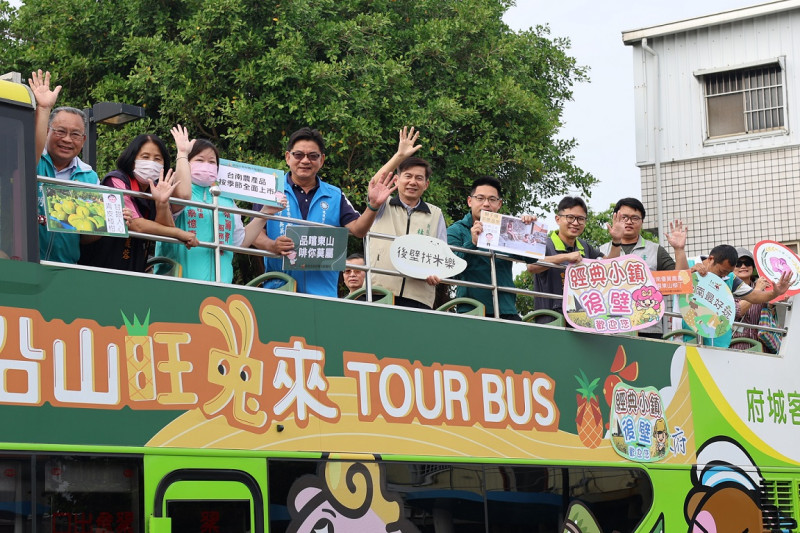 搭雙層巴士體驗不一樣的台南旅遊方式。   圖： 台南市政府觀光旅遊局／提供