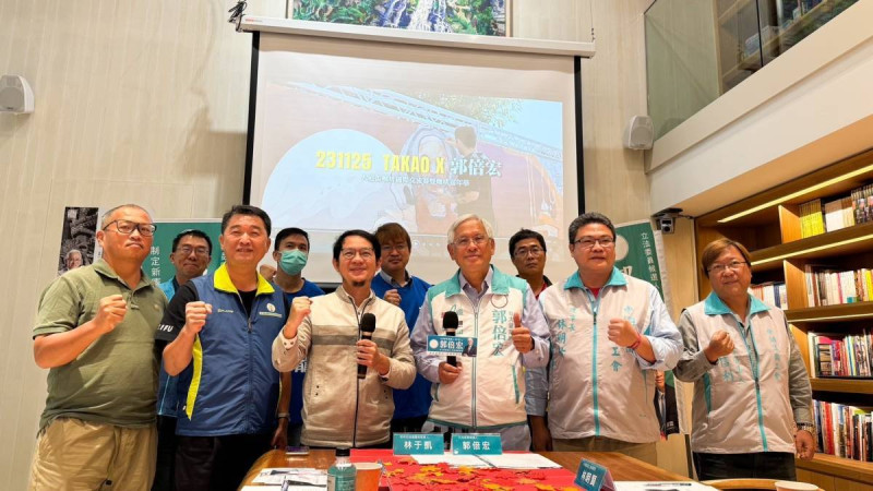 郭倍宏(右三)邀集多位工會代表提出勞權五大主張。   圖：郭倍宏競總/提供
