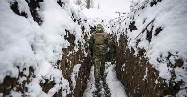烏克蘭前線大雪，士兵在壕溝中前進。   圖 : 翻攝自海陸空武器裝備