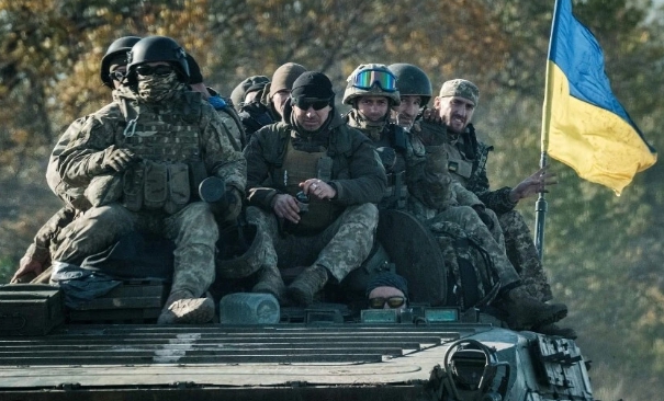 烏軍搭乘戰車前往前線。   圖 : 翻攝自海陸空武器裝備