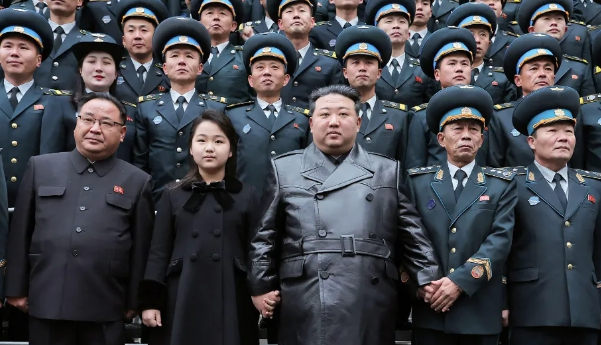 金主愛 (左二)多次陪同父親金正恩(中)出席重要軍事場合，未來北韓接班人意味濃厚。   圖 : 翻攝自朝中社