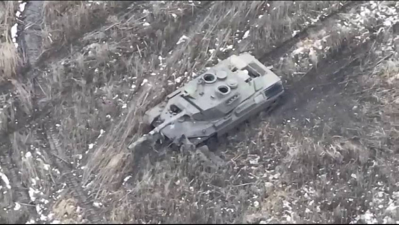 在庫皮揚斯克戰場上，1 輛德制豹-1A5 型主戰坦克，遭俄軍砲火打擊後，被烏軍遺棄在戰場上。   圖：翻攝自 German Aid to Ukraine X（前推特）帳號