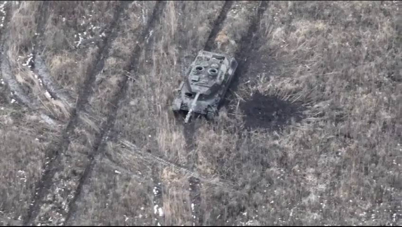 俄軍砲彈在烏軍坦克旁打出彈坑。   圖：翻攝自 German Aid to Ukraine X（前推特）帳號