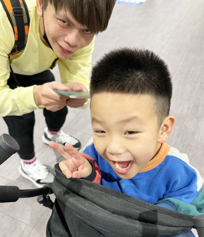 蔡阿嘎分享小兒子蔡波能過日本海關時，對日本的海關人員露出超燦爛的笑容。   圖：翻攝自蔡波能IG