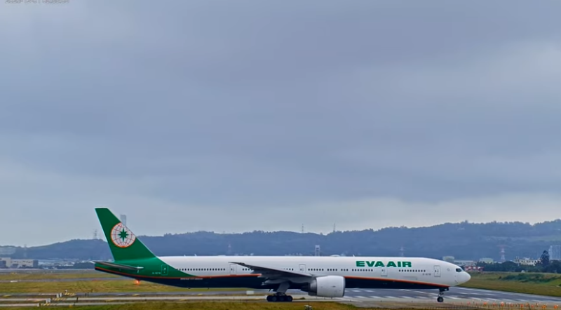 桃園市政府觀旅局於近日在桃園機場架設即時影像攝影機，讓民眾24小時都能觀看飛機起降。不過，此攝影機恐有隱私疑慮。   圖： 翻攝自桃園市政府觀光旅遊局官網