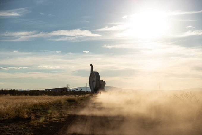SpinLaunch研發的離心機位於美國新墨西哥州一塊空曠的野地上，高約 100 米。   圖：翻攝自X帳號「@HowardL3」