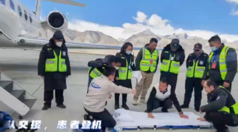 上海衛健委發函要求正在西藏日喀則市的醫生前往阿里醫院緊急救助，而因兩地間車程多達 17 小時，因此醫師須搭乘專機飛往。   圖：擷自「X」@xiaobaig890