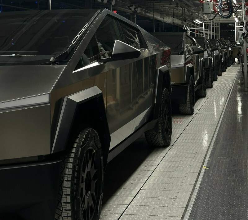  特斯拉新型電動皮卡 Cybertruck 以科幻電影《銀翼殺手》（Blade Runner）為靈感打造，外觀極富未來感。首批車款於 11 月 30 日交車。 圖：擷取自「X」@elonmusk 