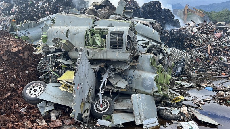 台東市一間資源回收場發生火警，搶救中發現一堆空軍F-5E/F戰機殘骸。   圖 : 中央社