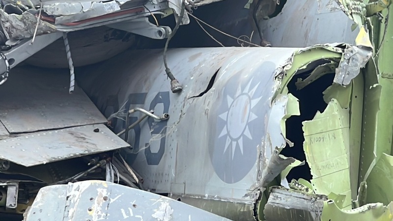 台東市一間資源回收場發生火警,搶救中發現一堆空軍F-5E/F戰機殘骸。 圖 : 中央社