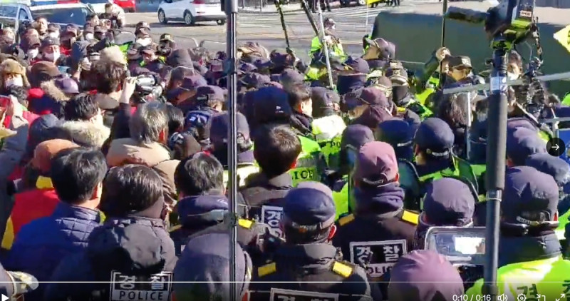 韓國狗肉生產者協會會長威脅要在總統辦公室外釋放 200 萬隻狗,直言「政客無權決定人們應該吃什麼。」 圖:擷自「X」@nexta_tv
