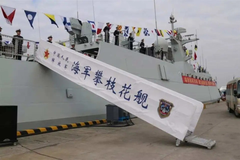 今年 10 月中旬，中國海軍攀枝花艦現身中業島海域巡航，與菲律賓運輸艦發生對峙。   圖：翻攝自騰訊網