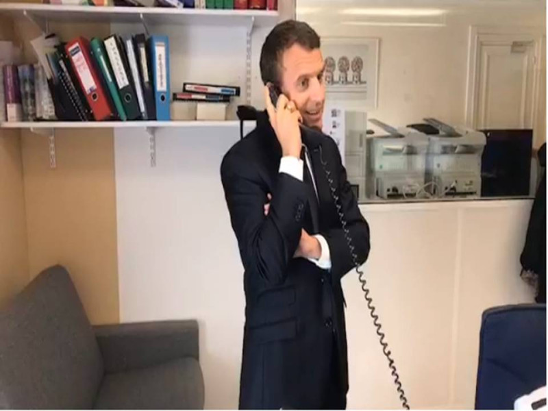 法國總統馬克宏就任近1個月，他日前視察總統府艾里賽宮的電話總機室，一時興起，親自接聽幾個民眾打來的電話，祝賀1名高中生「生日快樂」，還一一回覆民眾對稅制的疑問。在影片中，馬克宏說這次經驗很有趣，也是很好的民意溫度計。   圖:翻攝自馬克宏臉書影片