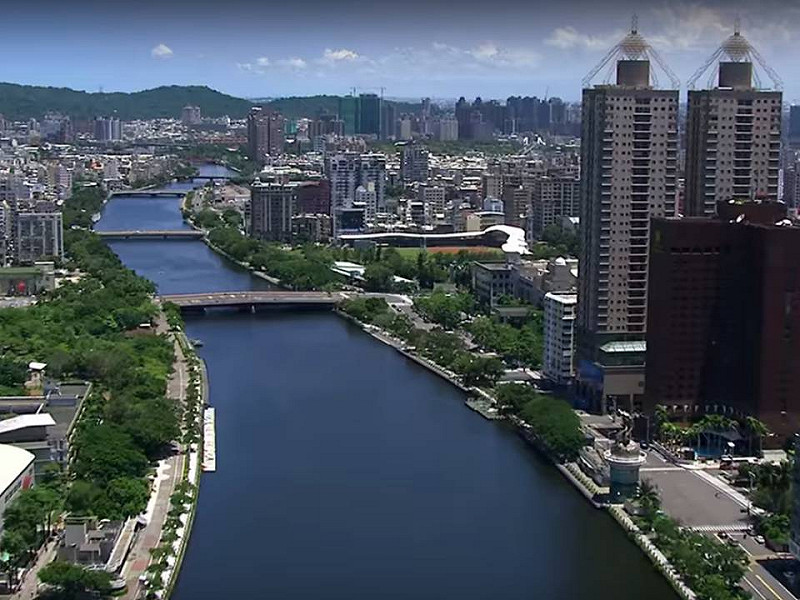 齊柏林於2013年完成「飛閱高雄」紀錄短片，在2013亞太城市高峰會首次播放，高雄市壯麗的影像撼動現場近千觀眾，讓國際貴賓看見高雄之美。高雄愛河。   圖:翻攝自飛越高雄影片