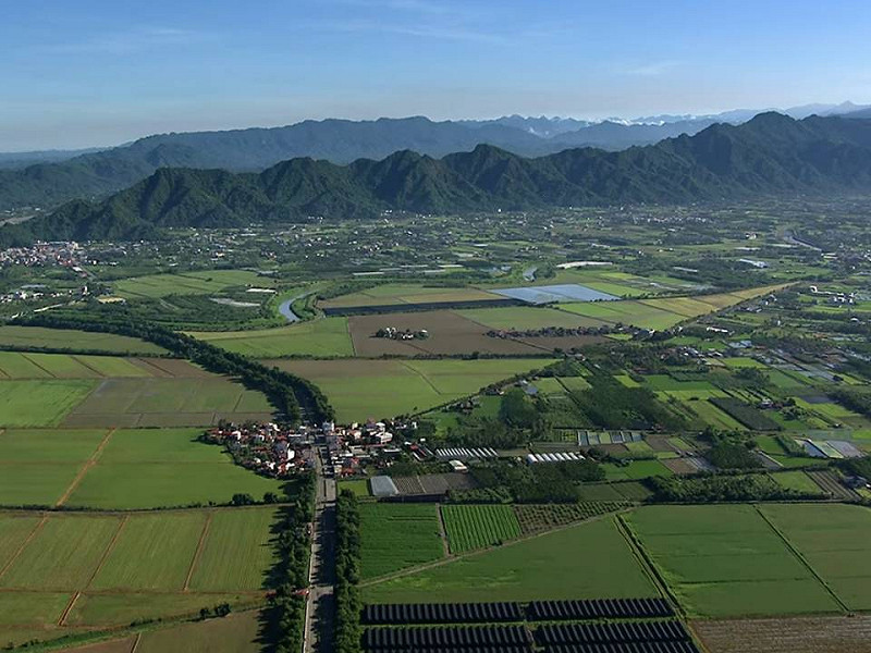齊柏林於2013年完成「飛閱高雄」紀錄短片，在2013亞太城市高峰會首次播放，高雄市壯麗的影像撼動現場近千觀眾，讓國際貴賓看見高雄之美。   圖:翻攝自飛越高雄影片