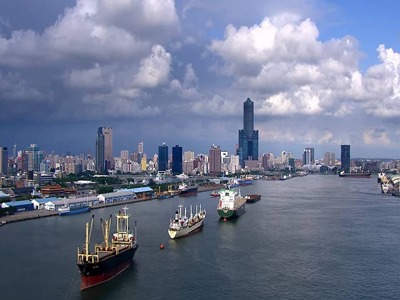 齊柏林於2013年完成「飛閱高雄」紀錄短片，在2013亞太城市高峰會首次播放，高雄市壯麗的影像撼動現場近千觀眾，讓國際貴賓看見高雄之美。高雄亞洲新灣區。   圖:翻攝自飛越高雄影片