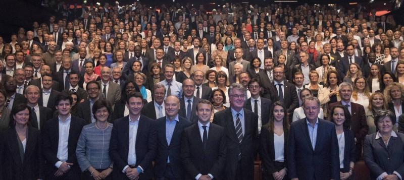 法國總統馬克宏（前排中）領導的「前進！」黨進軍國會，首輪選舉成績亮眼。   圖：翻攝「前進！」黨官網