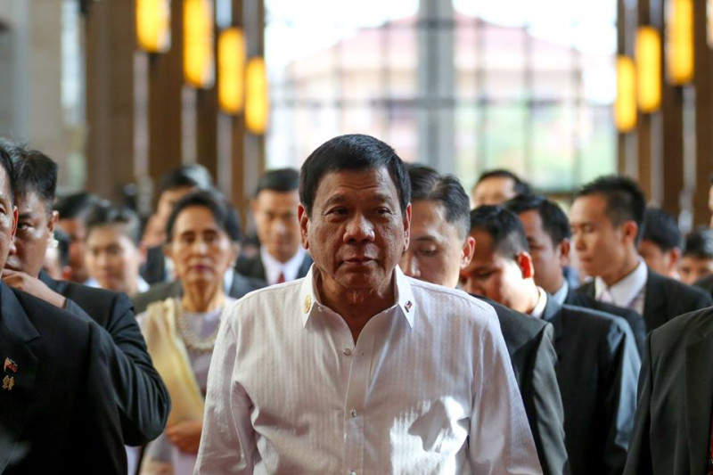 菲律賓總統杜特地（中）揚言讓菲律賓擺脫外國部隊，多次摃上美國。   圖：翻攝杜特地臉書