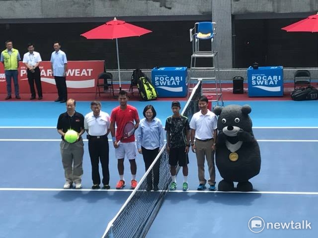 台北市長柯文哲（左2）今（12）日陪同總統蔡英文（中）赴台北市網球中心觀賞測試賽。   圖:周煊惠／攝