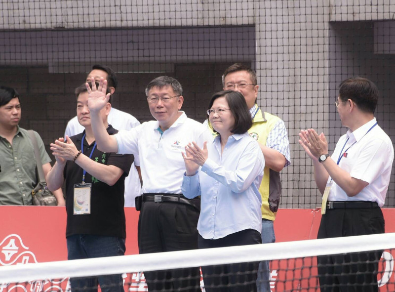 台北市長柯文哲今陪同總統蔡英文視察世大運網球中心。   圖：台北市政府/提供