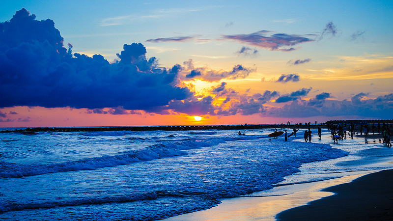 高雄市政府決定加強茄萣區危險海域巡邏，由海巡隊、市府工務、消防、水利及教育及鄰近5所學校教師組成，引起部分教師反彈。   圖 : 翻攝自網路