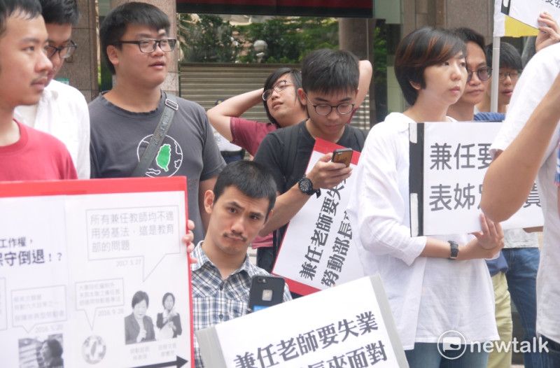 高教工會與學生團體前往勞動部前抗議。   圖：鍾孟軒/攝