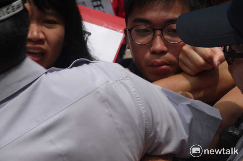 高教工會與學生團體與警方推擠，爆發肢體衝突。   圖：鍾孟軒/攝