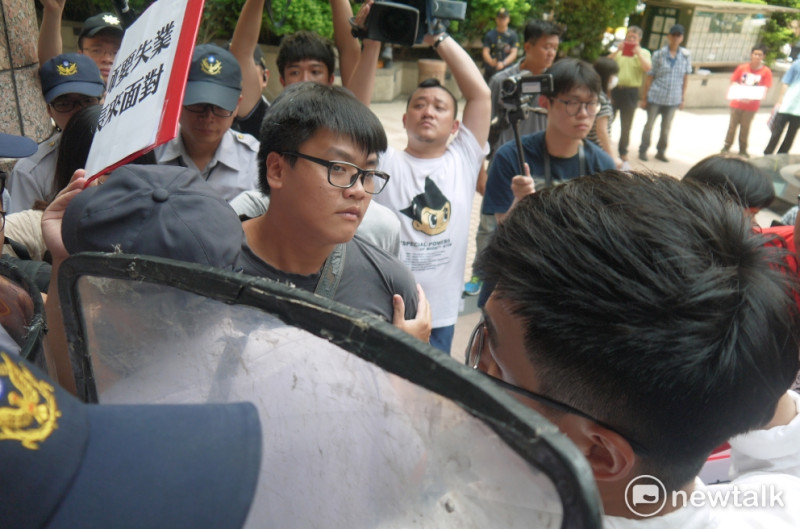 高教工會與學生團體與警方推擠，爆發肢體衝突。   圖：鍾孟軒/攝
