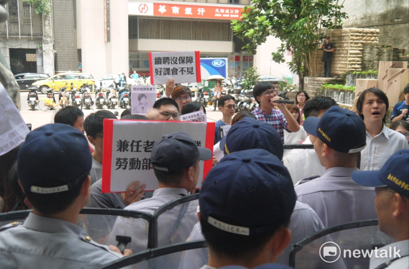 高教工會與學生團體在警方的盾牌前高喊「兼任教師沒保障、表姊部長別卸責」等口號。   圖：鍾孟軒/攝