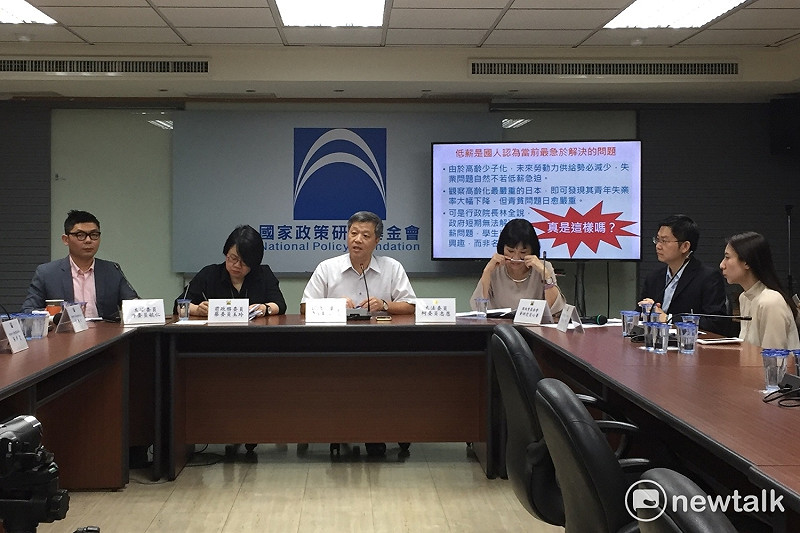 國民黨國家政策研究基金會今天召開「位台灣青年找出路」座談會，會中表示應透過「修法」來擴大創業空間，此外，振興台灣經濟才是治本之道。   圖：趙婉淳/攝