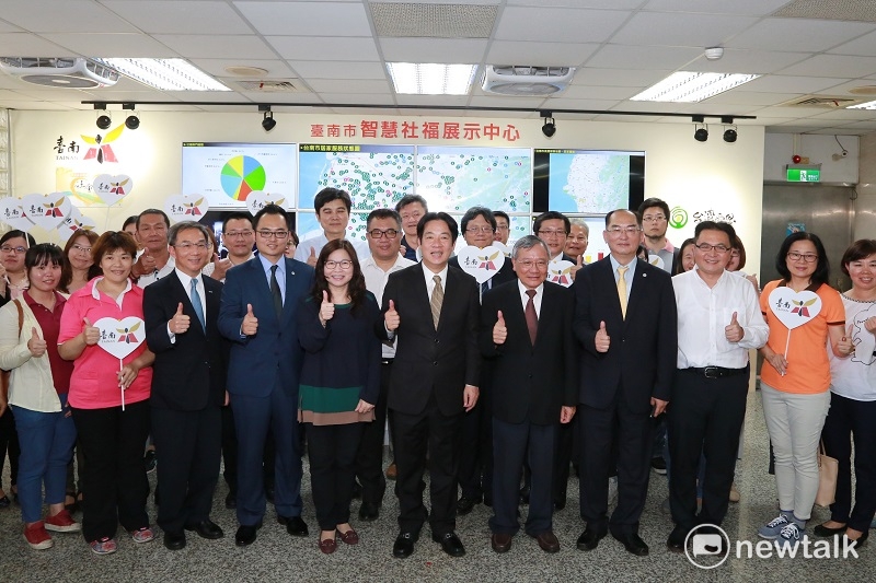 台南市長賴清德等人主持「台南市智慧社福展示中心啟用暨合作意向書簽署儀式」。   圖：黃博郎/攝