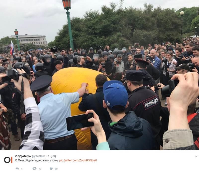 俄羅斯反對派領袖亞歷塞依．納瓦尼（Alexei Navalny）12日在前往莫斯科反貪腐抗議活動途中被捕。   圖：翻攝俄國非政府組織OVD-Info推特