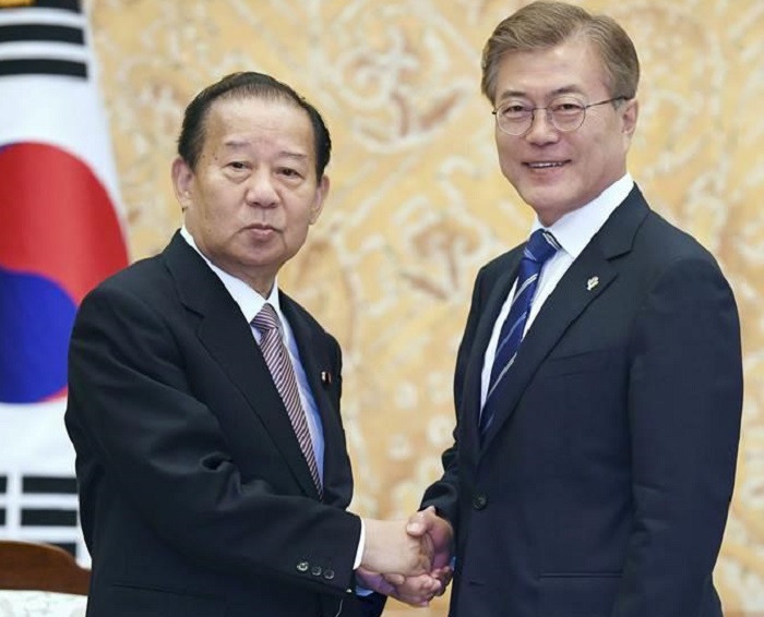 韓國總統文在寅（右）12日在青瓦台接見日本首相安倍晉三特使、自民黨幹事長二階俊博（左）。   圖：中央社(共同社提供)