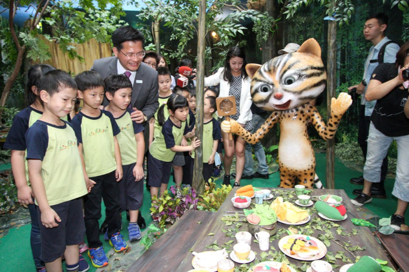 台中市長林佳龍帶領小朋友參觀「石虎的家」。   台中市政府/提供