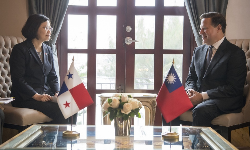 總統蔡英文去年6月27日訪問巴拿馬時，與馬瓦雷拉總統會談。   圖：總統府提供