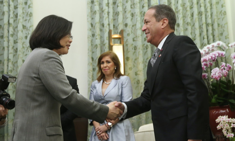 蔡英文總統今（13）日上午接見多明尼加共和國參議院議長巴雷德（Reinaldo Pared Pérez）伉儷訪問團。   圖：總統府提供