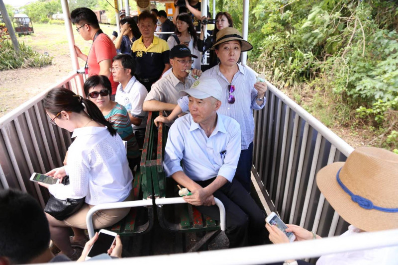 賀陳旦今 (13) 日下午到嘉義縣蒜頭糖廠訪視，縣長張花冠向賀陳旦介紹糖廠環境，並邀請賀陳旦搭乘糖廠小火車，體驗糖廠觀光風情。   圖 : 嘉義縣政府/提供