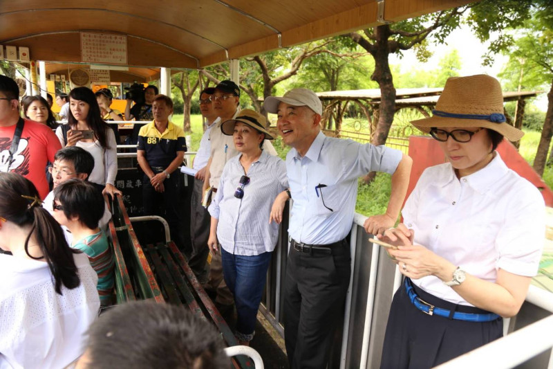 賀陳旦今 (13) 日下午到嘉義縣蒜頭糖廠訪視,縣長張花冠向賀陳旦介紹糖廠環境,並邀請賀陳旦搭乘糖廠小火車,體驗糖廠觀光風情。 圖 : 嘉義縣政府/提供