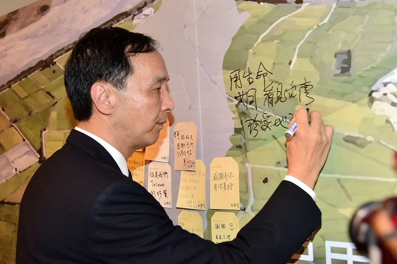 新北市長朱立倫今(13)日出席《看見台灣》電影特映會，在追思板上寫下對導演齊柏林的感謝。   圖：新北市政府網站