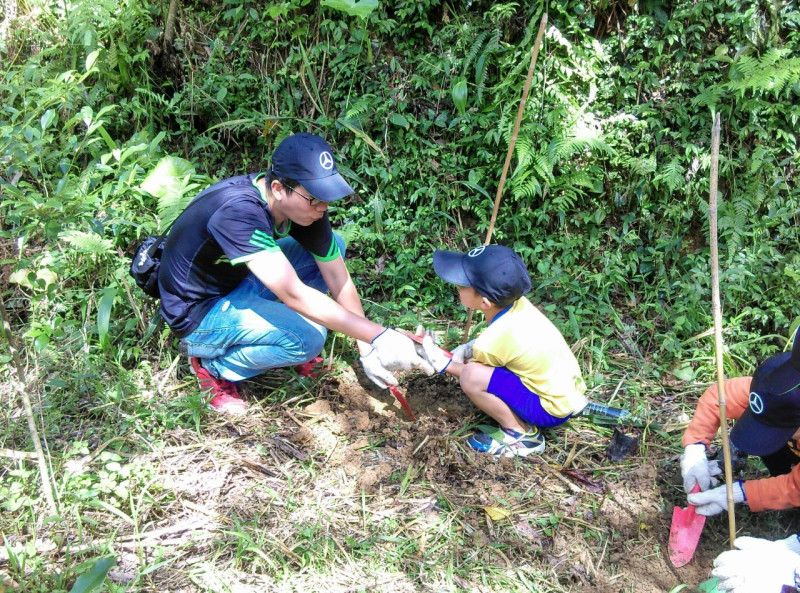 泰興國小學童親手種植樹苗，為環境保育盡一份心力   圖：蘇建寧攝