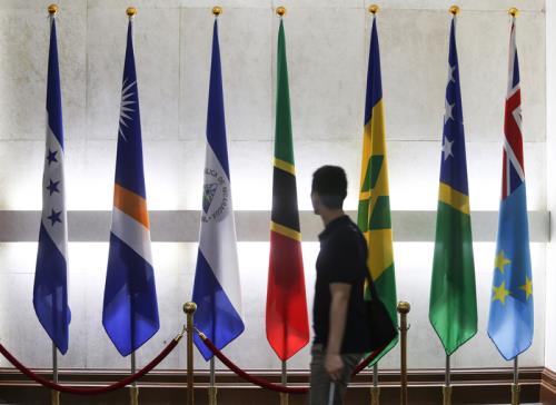 14日外交部大門口邦交國國旗區已經看不到巴拿馬 國旗。左3為瓜地馬拉國旗。   圖：中央社