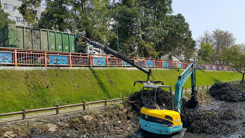 豪雨前，台中市水利局怪手開挖清淤疏排。   圖：台中市政府水利局/ 提供