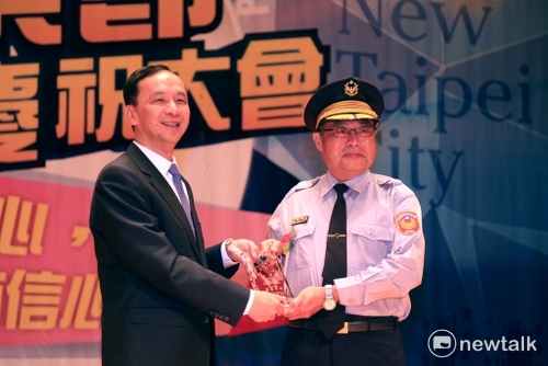 新北市警局、警友會今天提前慶祝警察節，市長朱立倫為模範警察頒發獎牌、獎章。        圖：王峻昌／攝