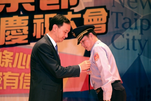 新北市長朱立倫為模範警察頒發獎牌、獎章。   圖：王峻昌／攝