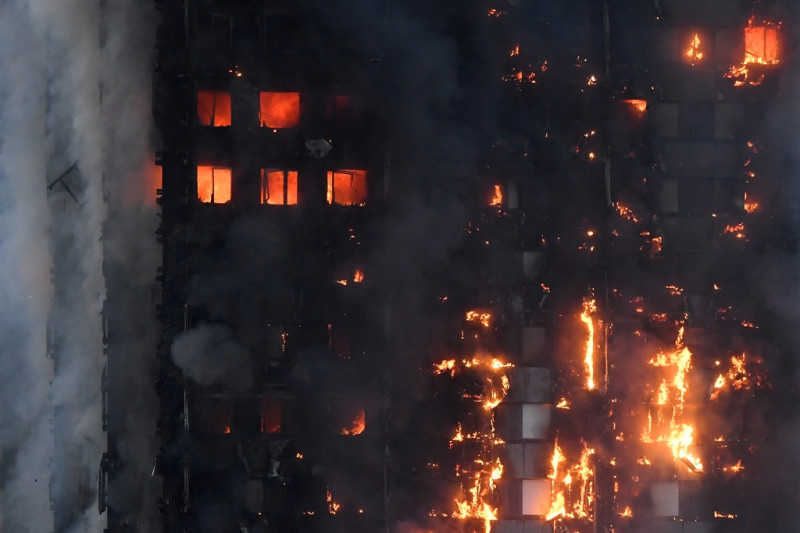 西倫敦27層的大樓「格蘭菲塔」在週三凌晨1點16分左右（當地時間）發生大火，火勢蔓延的畫面相當驚人。   圖：達志影像/路透社