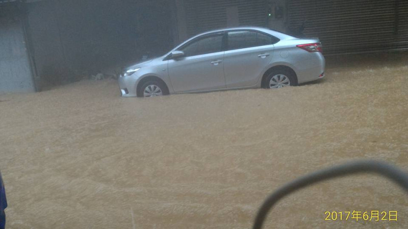 6月2日豪大雨造成大湖山莊淹水。   圖：擷自大湖里里長洪美惠臉書