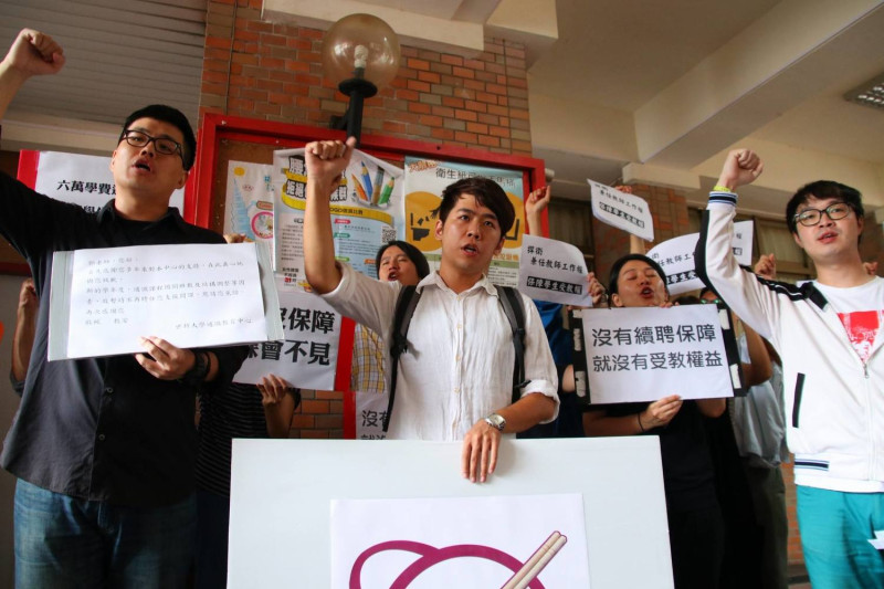 世新大學學生與兼任教師在教務處前抗議。   圖：世新大學學生提供