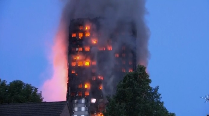 英國倫敦西區一棟24層公寓大樓「格蘭菲塔」（Grenfell Tower）14日凌晨發生火災。   圖：翻攝BBC